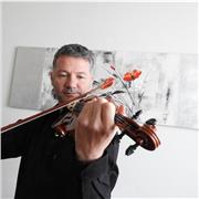 Docente impartisce lezioni di musica e violino